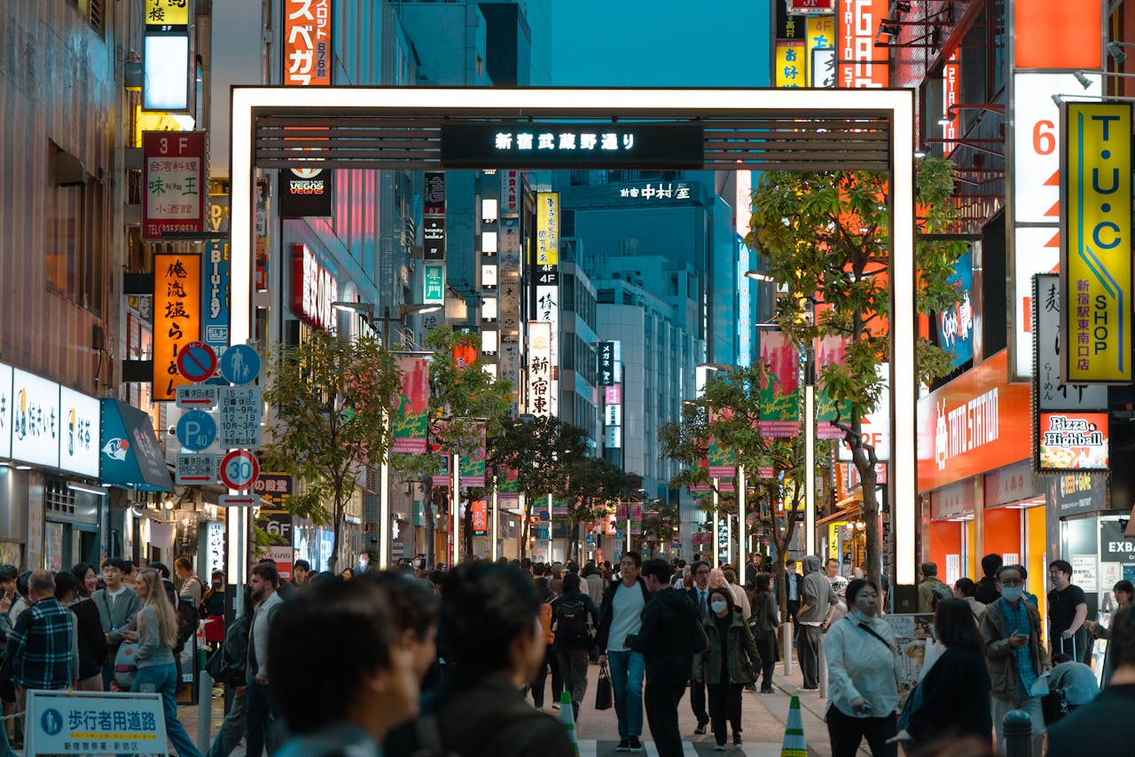 why-choose-us Vibrant Tokyo street scene in Shinjuku district, showcasing lively nightlife with crowds and neon signs.